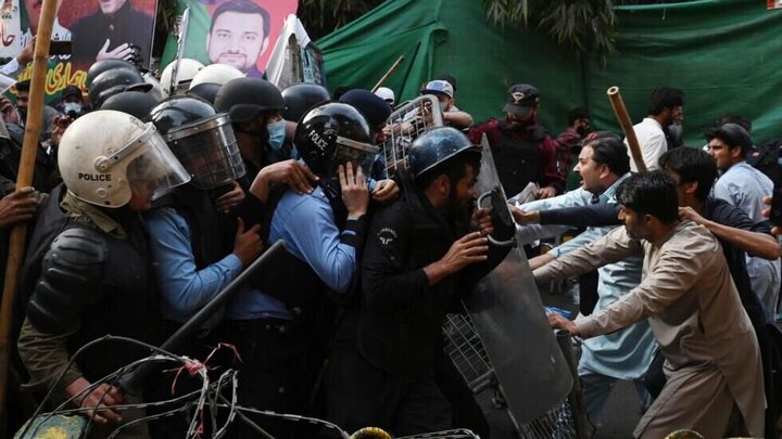 تصاویری از درگیری هواداران عمران خان با نیروهای پلیس / فیلم