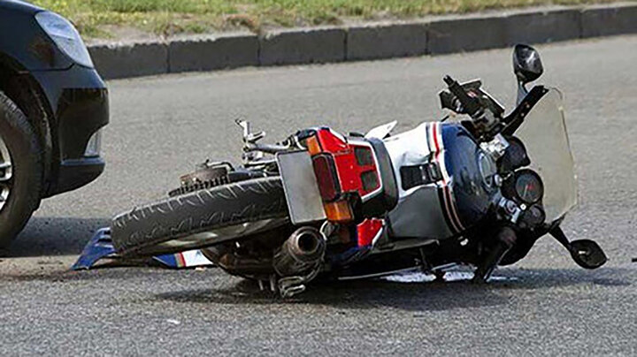 لحظه تصادف وحشتناک یک ماشین با موتورسوار! + فیلم