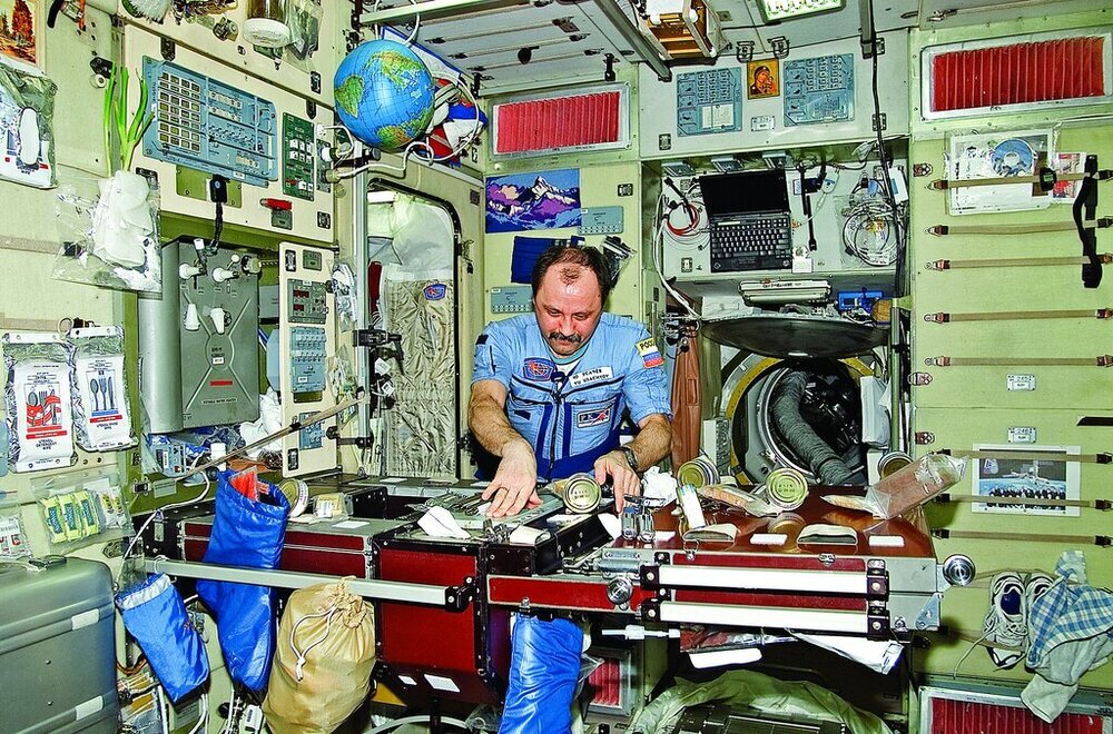 (تصاویر) غذاهای عجیب و غریبی که فضانوردها می‌خورند