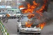 تصاویری هولناک از آتش‌ گرفتن یک پراید در خیابان / فیلم