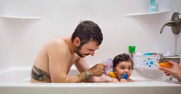 از چه سنی دیگر نباید با کودک به حمام رفت؟