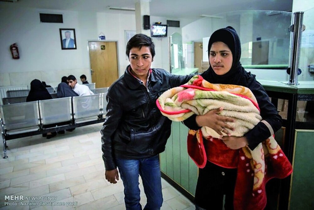 پسر ۱۳ساله کرمانی پدر شد/  فرزند بهزاد همیشه بیمار است / تصاویر
