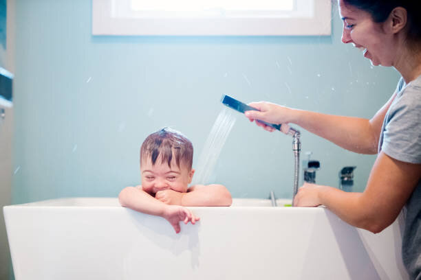 از چه سنی باید حمام رفتن با کودک را متوقف کنیم؟