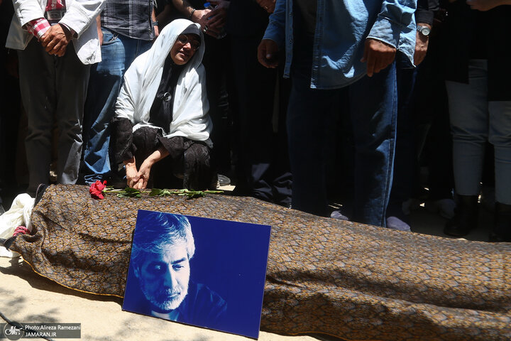تصاویر غم انگیز از مراسم تشییع و خاکسپاری مرحوم حسین زمان + عکس