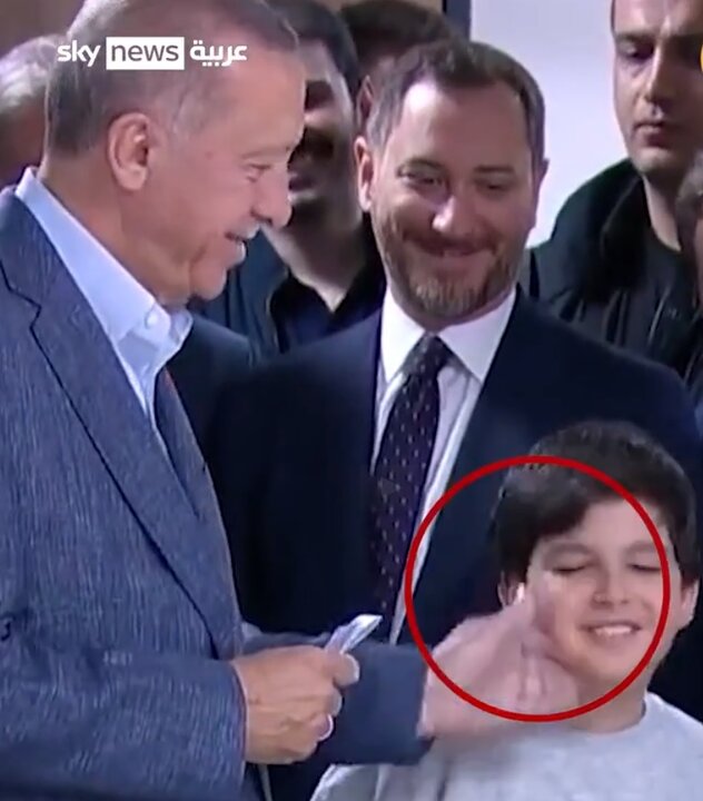 سیلی زدن اردوغان به یک کودک هنگام رأی دادن جنجالی شد + فیلم