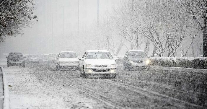 بارش برف سنگین در این جاده کشور تو این موقع از سال! + فیلم