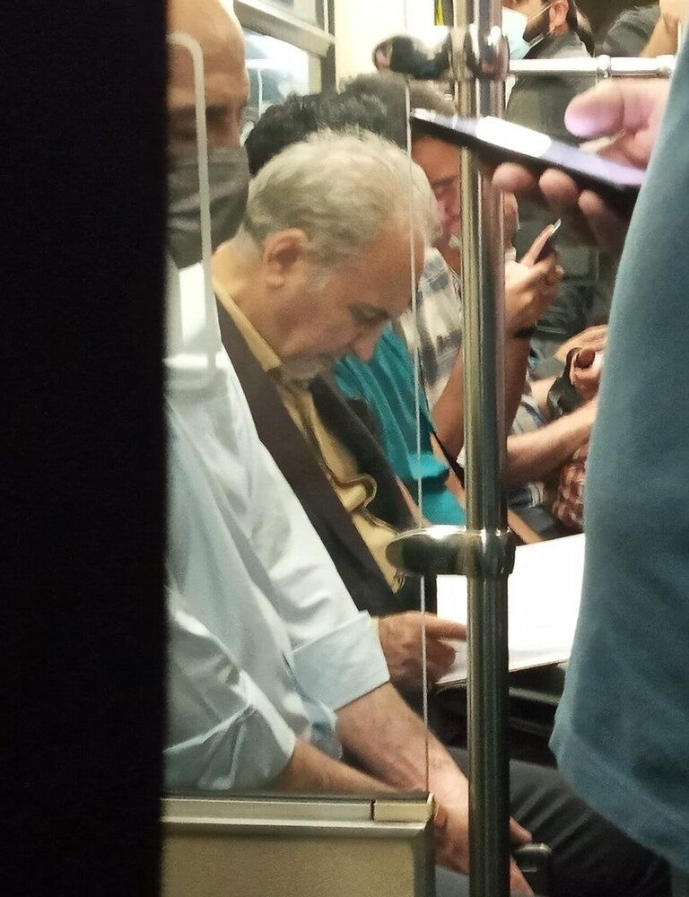 حضور محمد علی نجفی در مترو تهران جنجال ساز شد / عکس