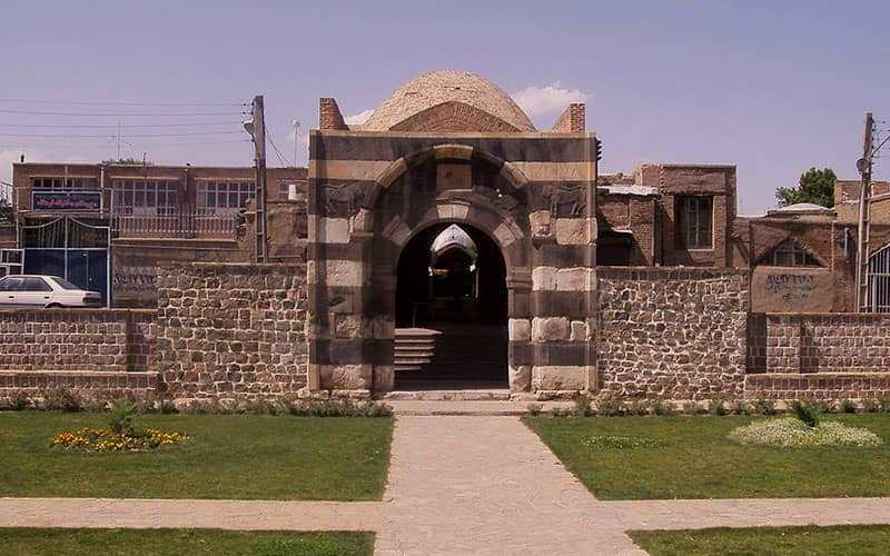 دروازه سنگی خوی کجاست؟