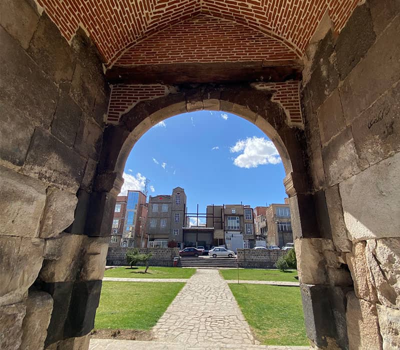دروازه سنگی خوی کجاست؟