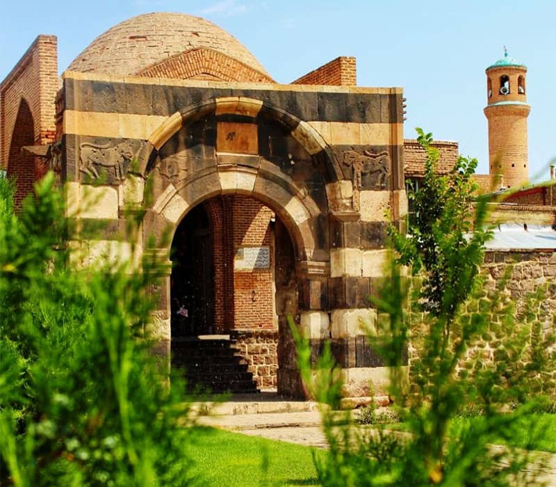دروازه سنگی خوی کجاست؟