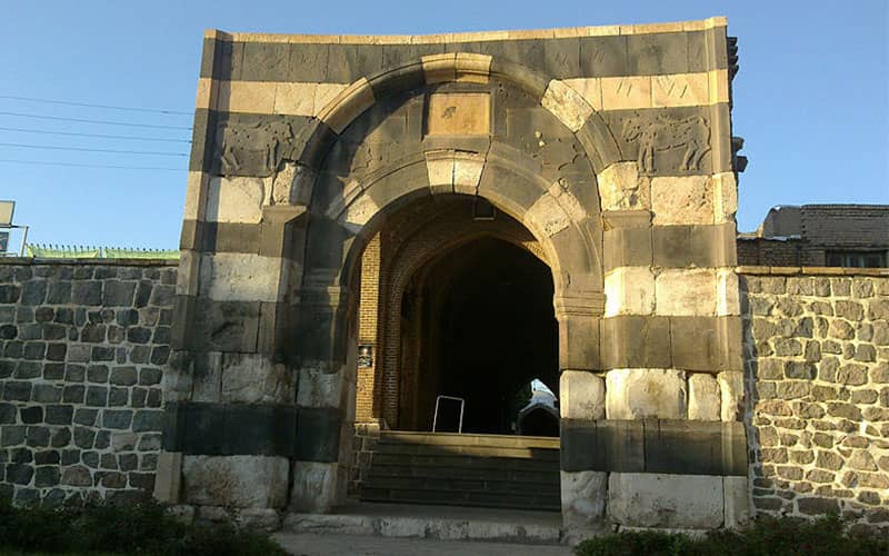 بازدید از معماری درخورتوجه دروازه سنگی خوی