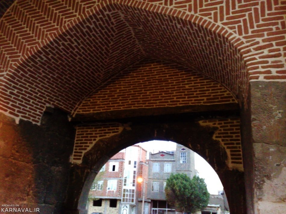 بازدید از معماری درخورتوجه دروازه سنگی خوی