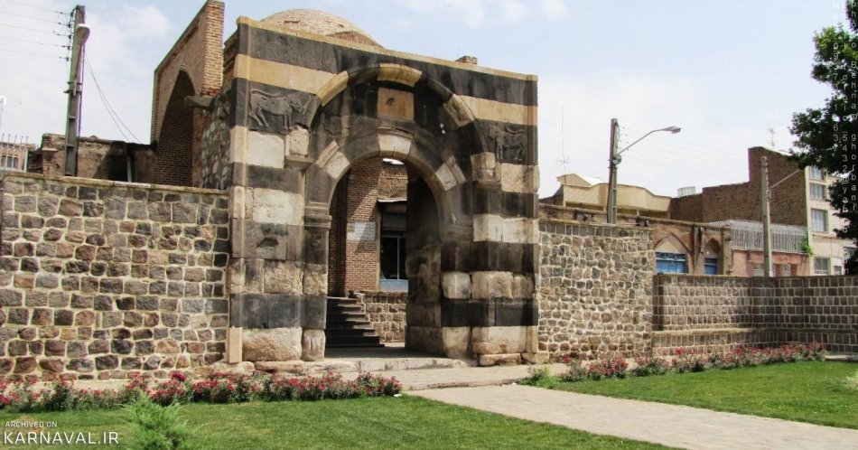 بازدید از معماری درخورتوجه دروازه سنگی خوی