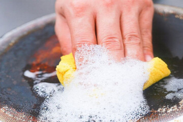 چگونه قابلمه روحی سیاه شده را سفید کنیم؟