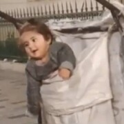 دلبری کردن دختر بچه خوشگل داخل کیسه یک زباله‌گرد! + فیلم