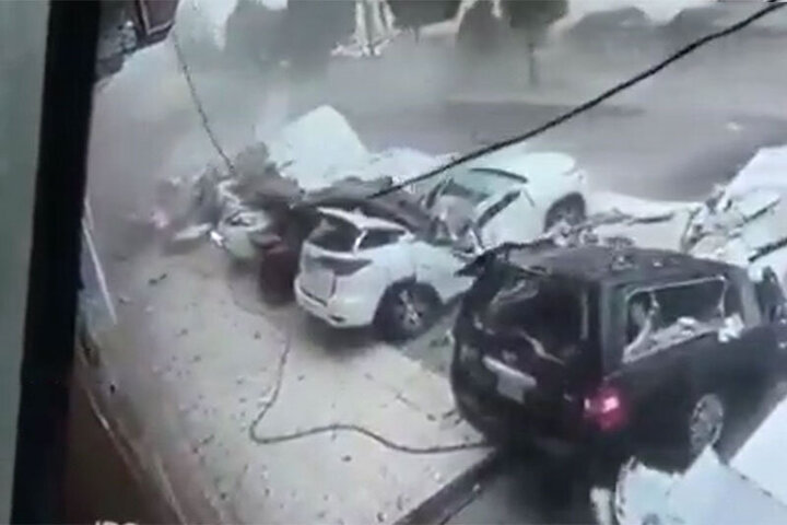 لحظات هولناک له شدن خودروهای شاسی بلند زیر آوار زلزله پاکستان