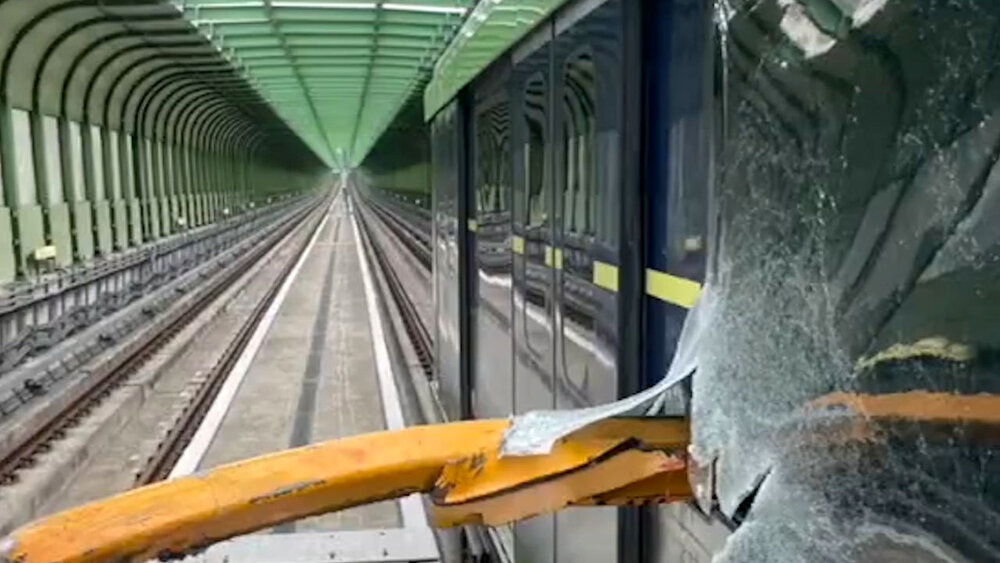 سقوط وحشتناک جرثقیل روی قطار شهری + فیلم