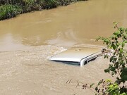 نجات معجزه آسای راننده پراید پس از سقوط خودرو به داخل رودخانه ای در رشت
