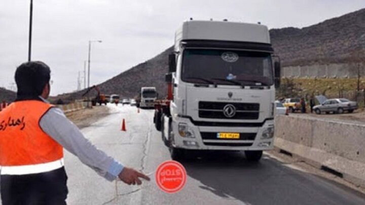 بار وحشتناک کامیون در کمربندی شیراز و ایجاد خطر برای خودروهای عبوری + فیلم