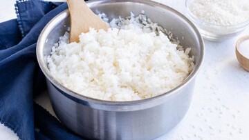 آیا گرم کردن برنج پخته شده خطرناک است؟ | چگونه برنج دم کشیده را دوباره گرم کنیم؟