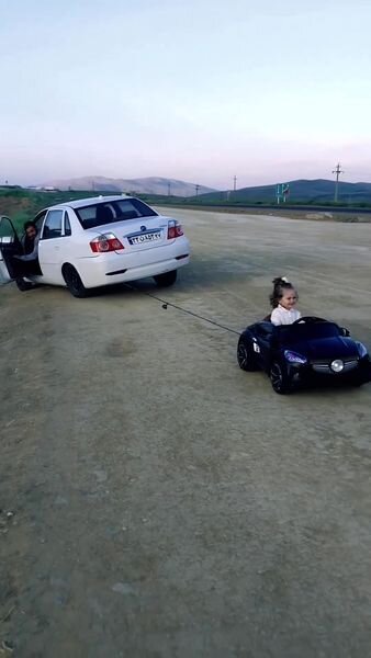 بوکسل کردن خودروی سواری توسط ماشین شارژی دختر بچه ایرانی + فیلم