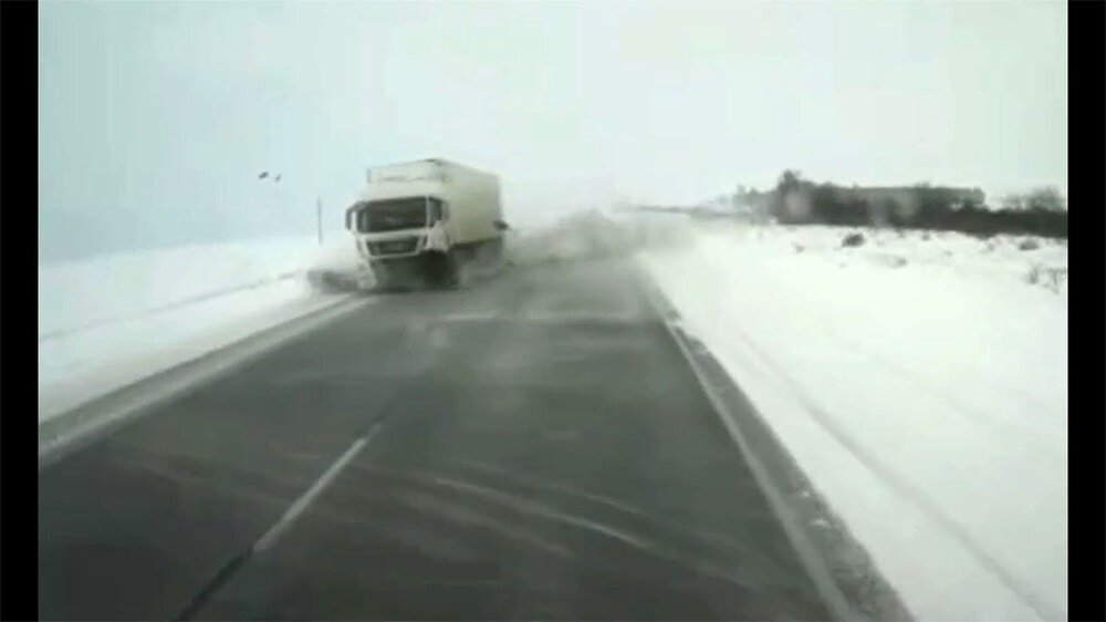 تصاویر دلهره آور از لحظه سر خوردن خودروی سواری در جاده یخ زده + فیلم