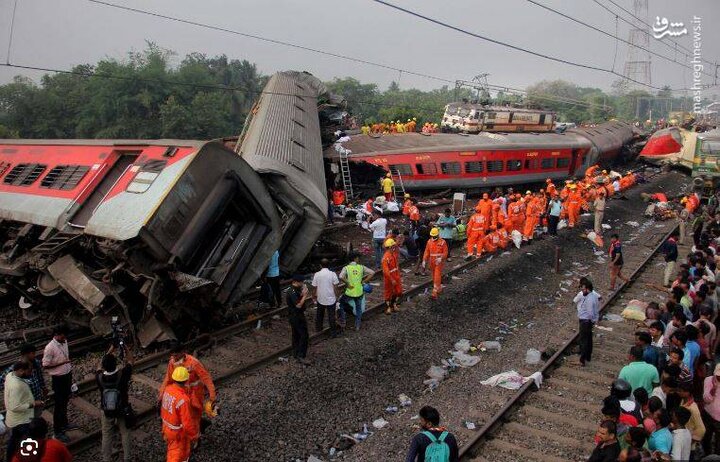 تصاویری تلخ از اجساد حادثه برخورد دو قطار در هند/ فیلم
