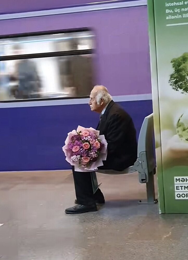عکسی از یک مسافرِ منتظر در مترو که پربازدید شد