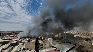 آتش‌سوزی در انبار چسب بازار تهران + فیلم