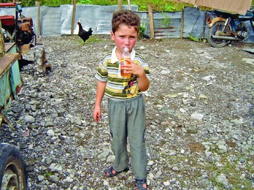 این پسر بچه ایرانی هرروز نیم لیتر بنزین می‌خورد! / تصاویر