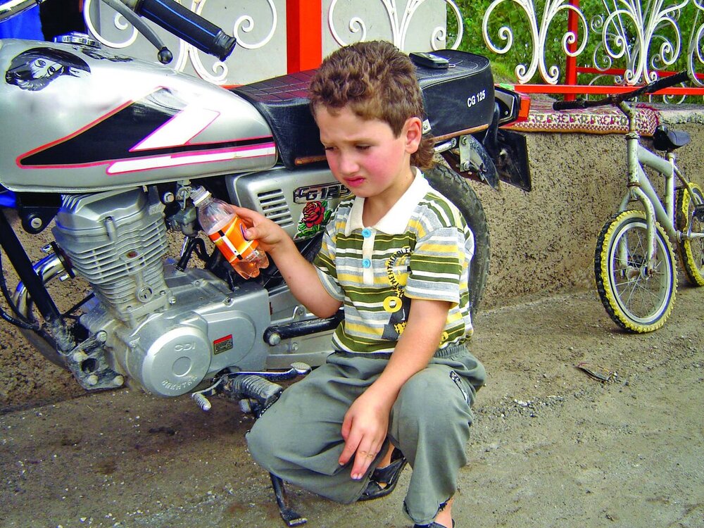 پسری که روزی نیم لیتر بنزین میخورد!