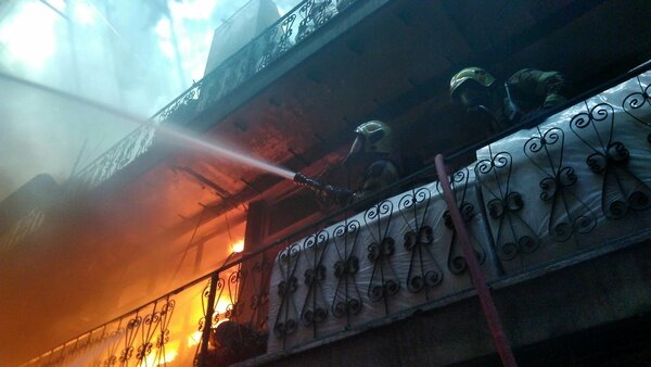 آتش‌ در بازار سید ولی تهران هنوز مهار نشده است/ ریزش بخشی از سقف ساختمان