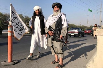 عشق بازی زوج طالبانی با تفنگ + عکس