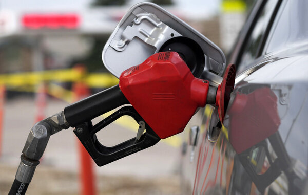 پیش‌بینی یک اقتصاددان: دولت بنزین را سه‌نرخی می کند