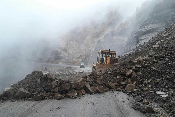 تصاویر آخرالزمانی از ریزش کوه در جاده چالوس