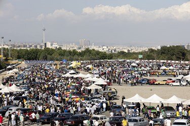تصاویر جالب از دورهمی خودروهای کلاسیک در تهران