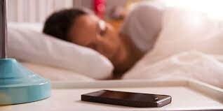 خطرات قرار دادن گوشی نزدیک سر در هنگام خواب