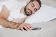 آیا خوابیدن کنار موبایل سرطان زاست؟ | هنگام خوابیدن موبایل را خاموش کنیم؟