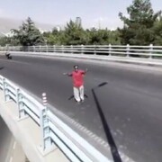 پرش خطرناک یک پارکور باز از روی پل عابر پیاده + فیلم