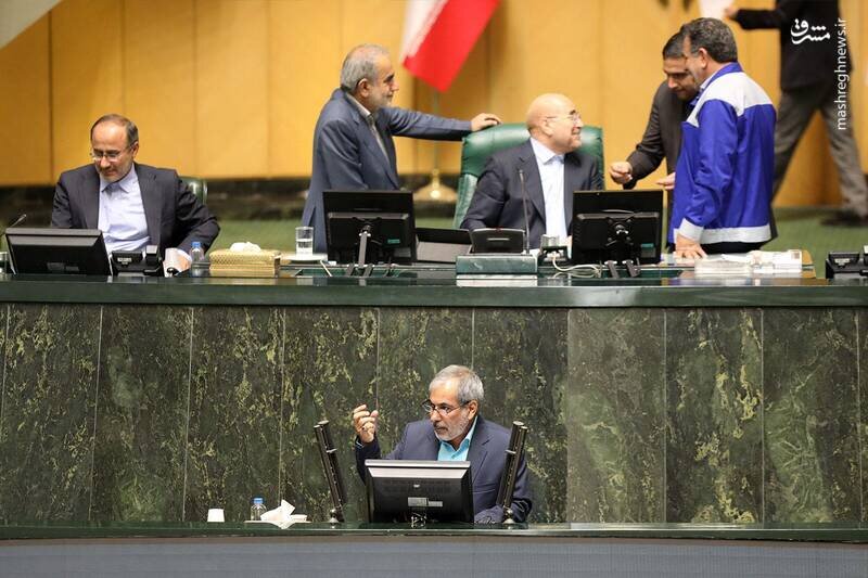 این نماینده مجلس به چه می خندد؟ / تصاویری از حاشیه‌های صحن علنی مجلس