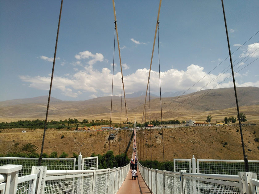 پلی معلق در میان طبیعت اردبیل