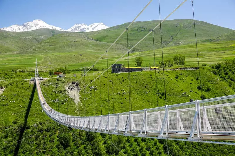 پلی معلق در میان طبیعت اردبیل