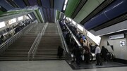 فیلم پربازدید از ویولن نوازی روی پله‌ برقی متروی تهران