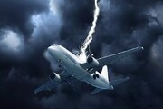 تصاویری از لحظه برخورد صاعقه به هواپیمای مسافربری! / فیلم