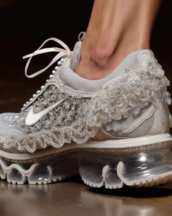 رونمایی از کفش کتانی مخصوص عروس خانم‌های خوش سلیقه + عکس