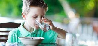 خطرات نوشیدن آب هنگام غذا خوردن 