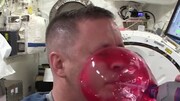 دردسر استفاده از نی برای نوشیدن مایع در فضا / فیلمی جالب از یک آزمایش علمی