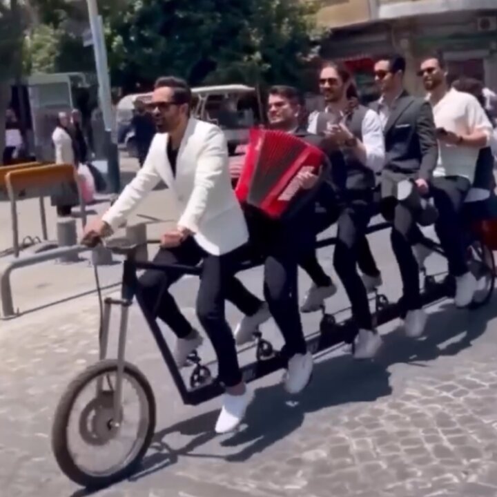 اجرای موزیک خیابانی روی دوچرخه 6 نفره در بازار تهران + فیلم