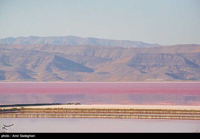 این دریاچه در ایران به رنگ خون درآمد! + عکس