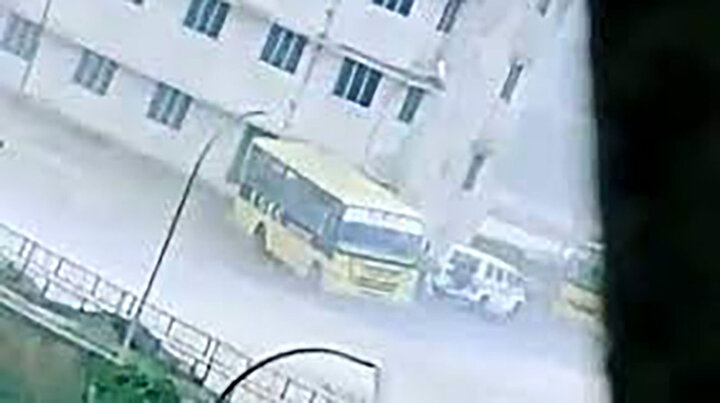 واژگونی عجیب اتوبوس غول پیکر بر اثر باد شدید و طوفان! / فیلم